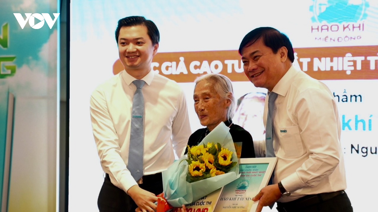 Cụ bà 92 tuổi ở Tây Ninh giành giải tại cuộc thi "Hào khí miền Đông"