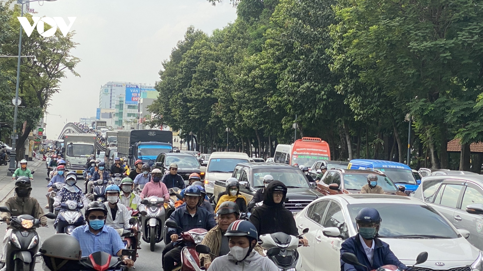 Đề xuất hạn chế xe tải vào khu vực sân bay Tân Sơn Nhất theo giờ