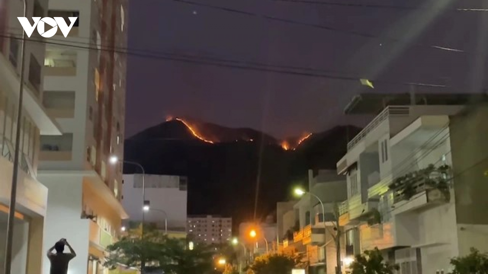Cháy trên núi Cô Tiên, đưa 25 người cắm trại xuống núi an toàn