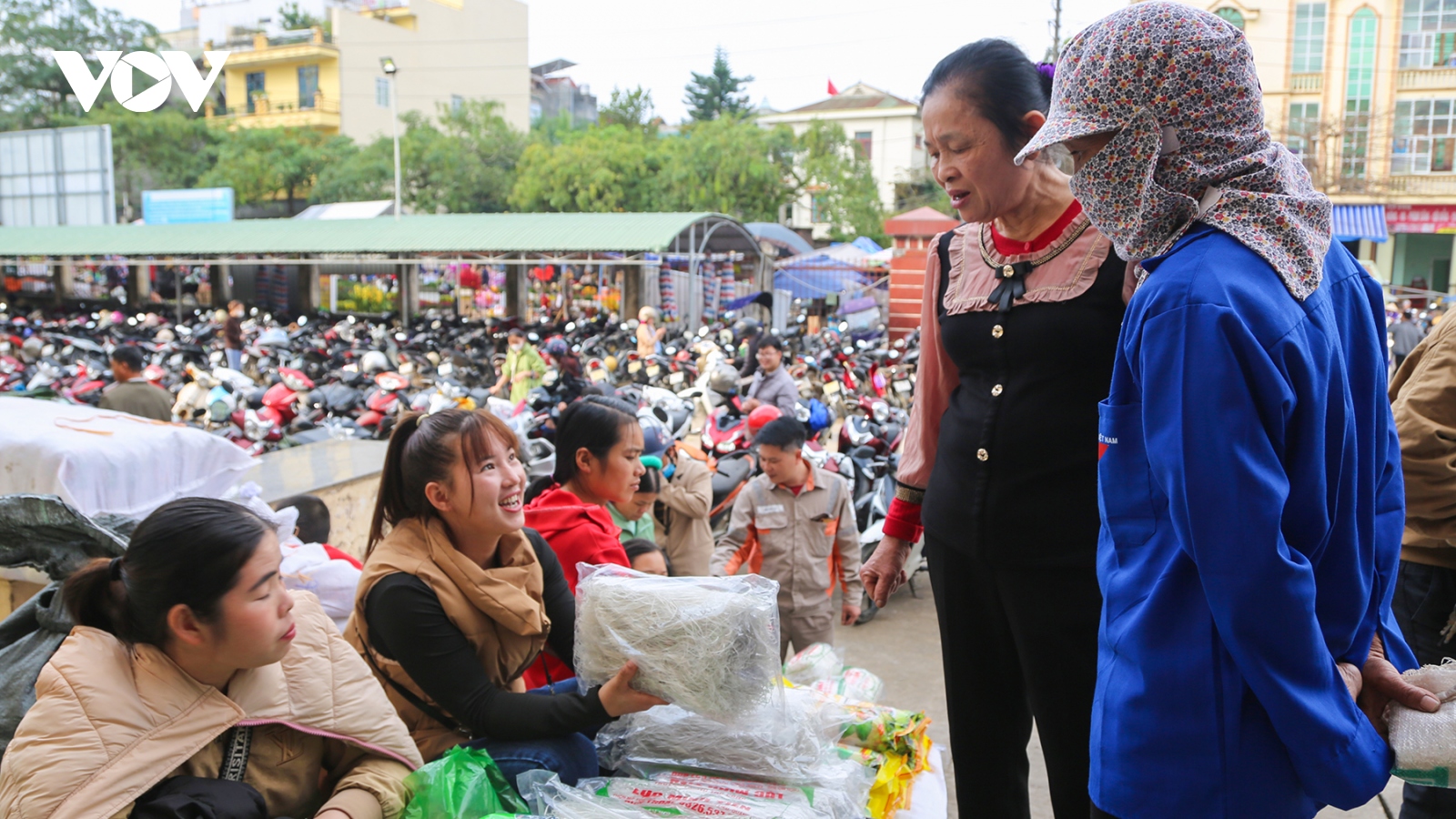 Rộn ràng phiên chợ cuối cùng trong năm ở vùng cao Bình Liêu, Quảng Ninh