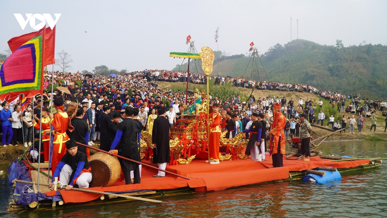 Hàng nghìn người rước Mẫu qua sông tại Lễ hội Đền Đông Cuông
