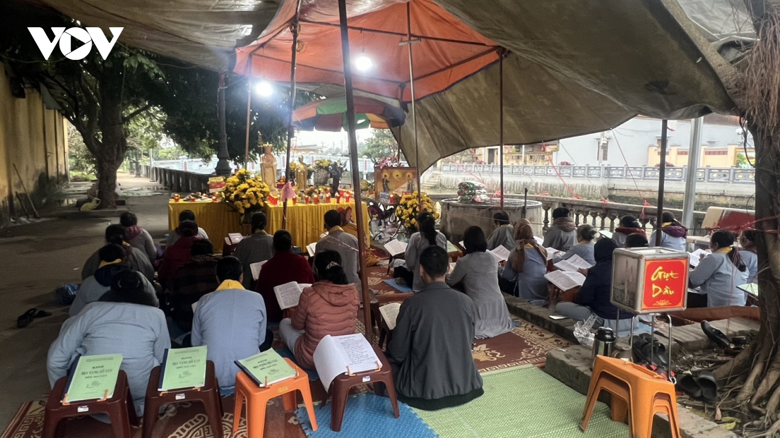 Bắc Ninh: Dân tụ tập, lập đàn tràng cúng tế vì tin có rắn thần xuất hiện