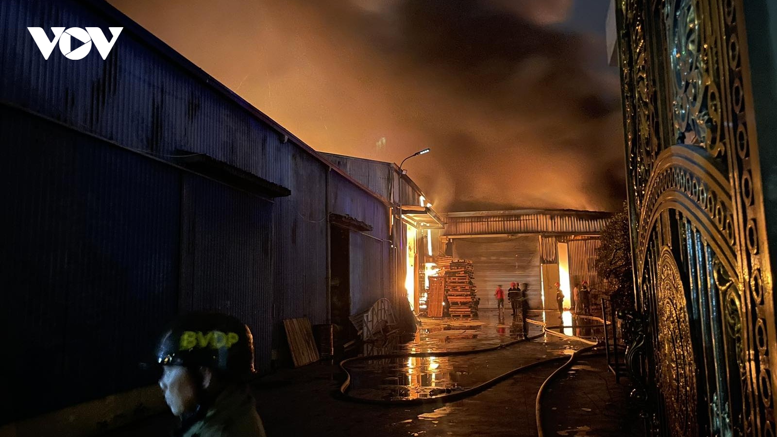 Cháy lớn trong đêm tại kho xưởng sản xuất bao bì, nhựa tái chế ở Hải Dương