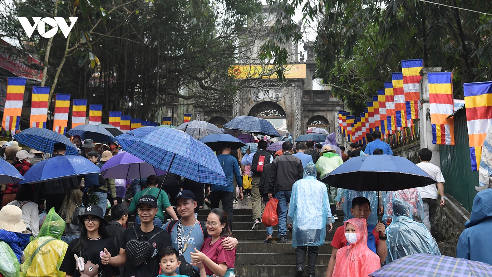Hàng vạn du khách đội mưa khai hội chùa Hương 2024