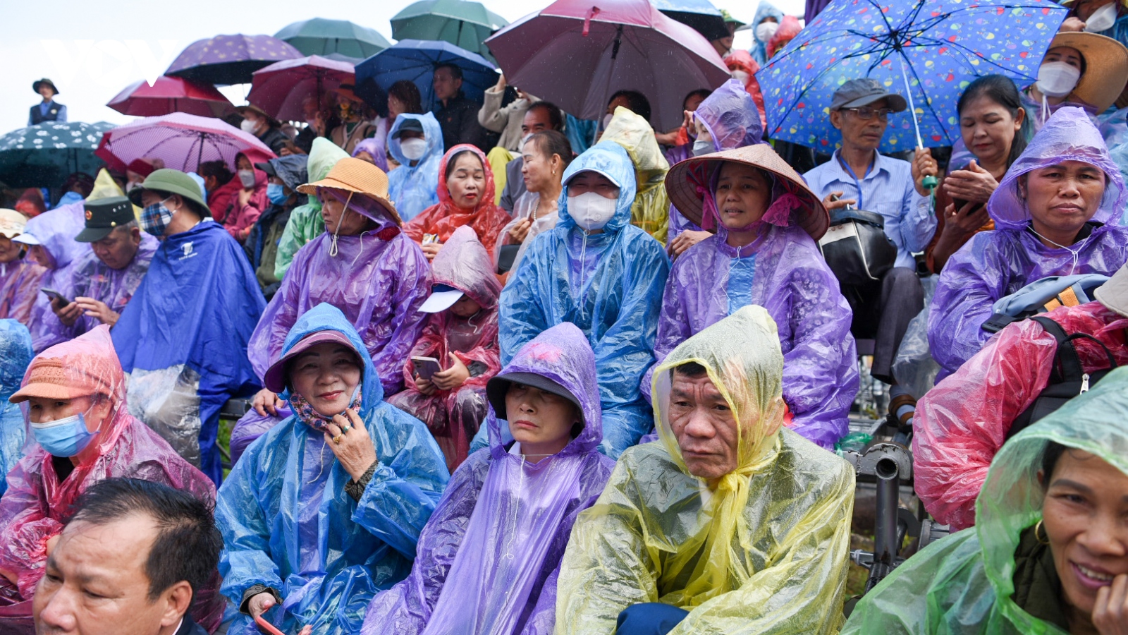 Hàng nghìn du khách đội mưa dự khai mạc lễ hội xuân Tây Yên Tử ở Bắc Giang