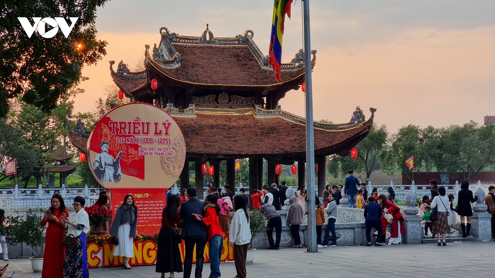 Nhộp nhịp khách tới du xuân, cầu phúc ở Đền Đô (Bắc Ninh) ngày mùng 1 Tết