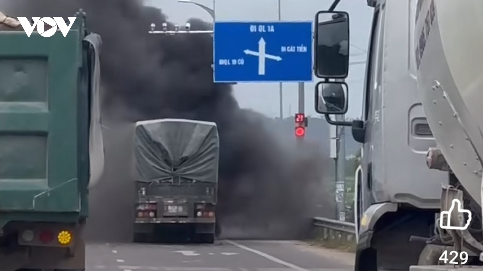 Kịp thời dập tắt đám cháy trên xe chở xi măng ở Bình Định