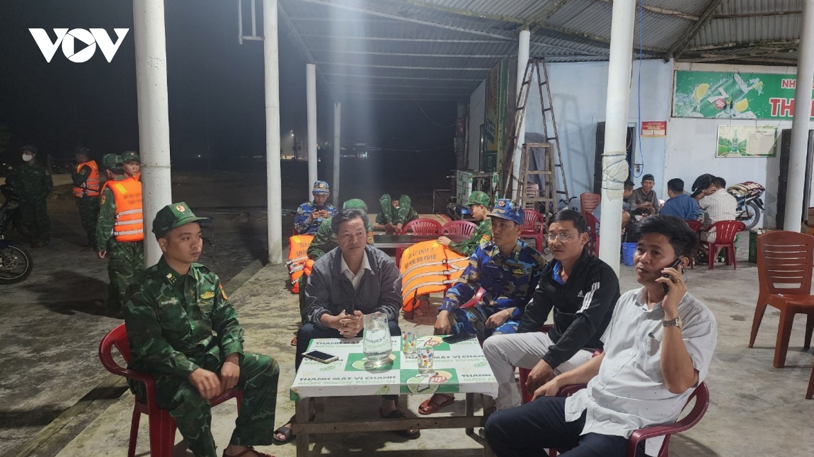 Đang tìm kiếm 2 người mất tích trên vùng biển Thừa Thiên Huế