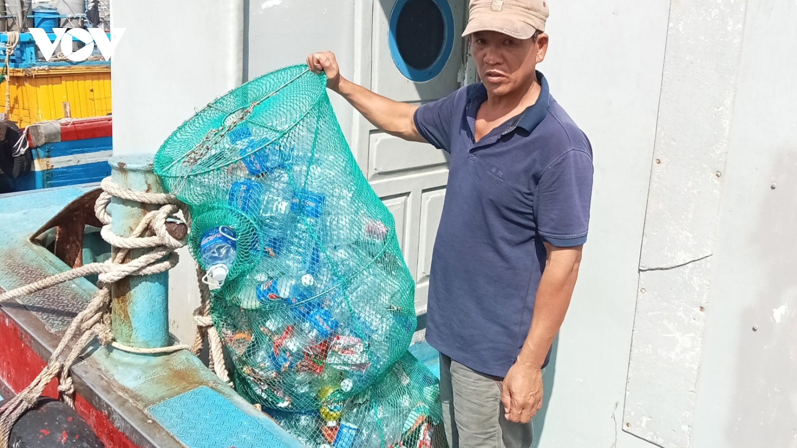 Ngư dân Bình Định gom rác thải trong chuyến đánh bắt vào bờ