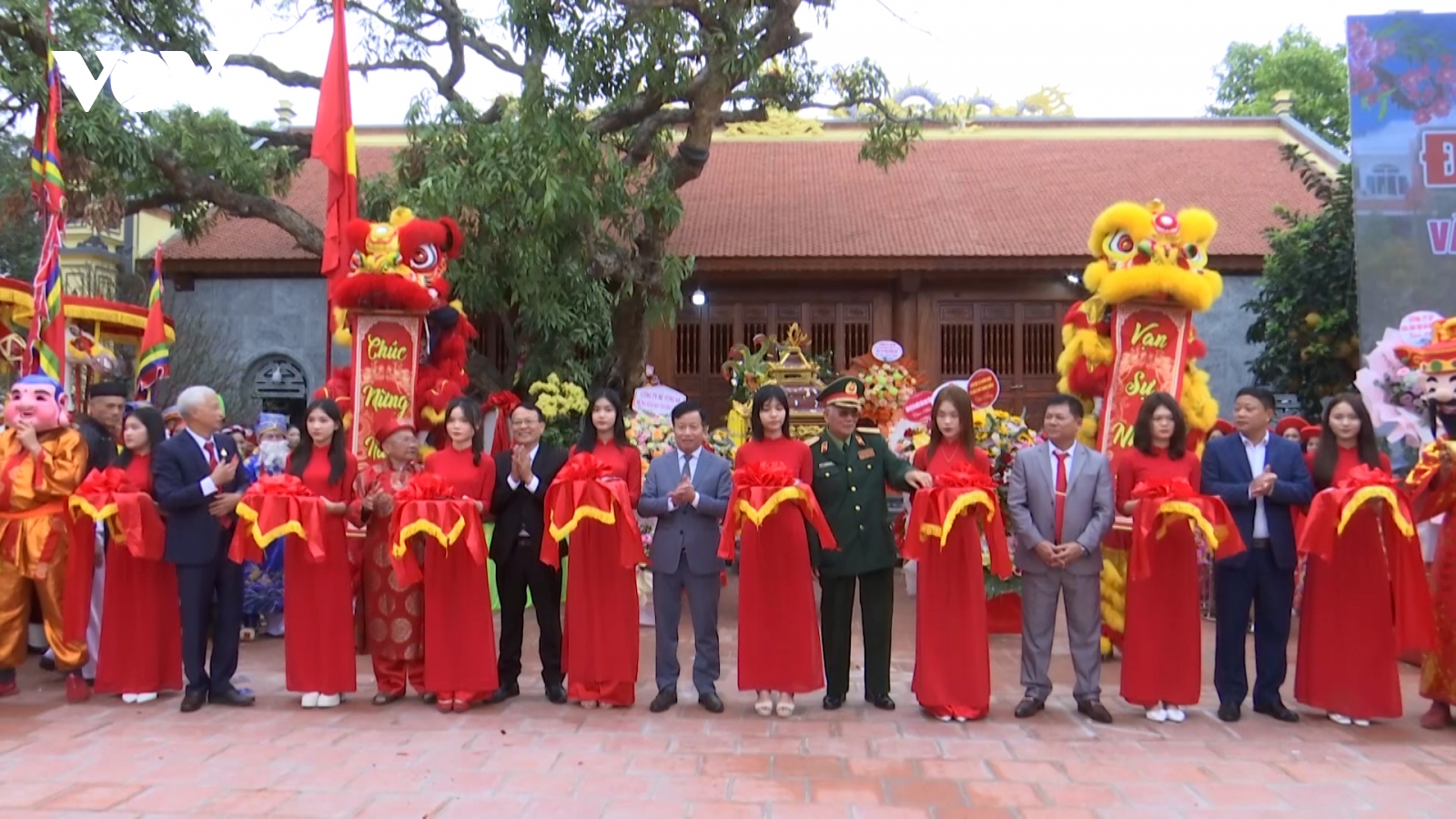 Người dân nô nức tham dự lễ hội đền Đức Vua Bà ở Bắc Ninh
