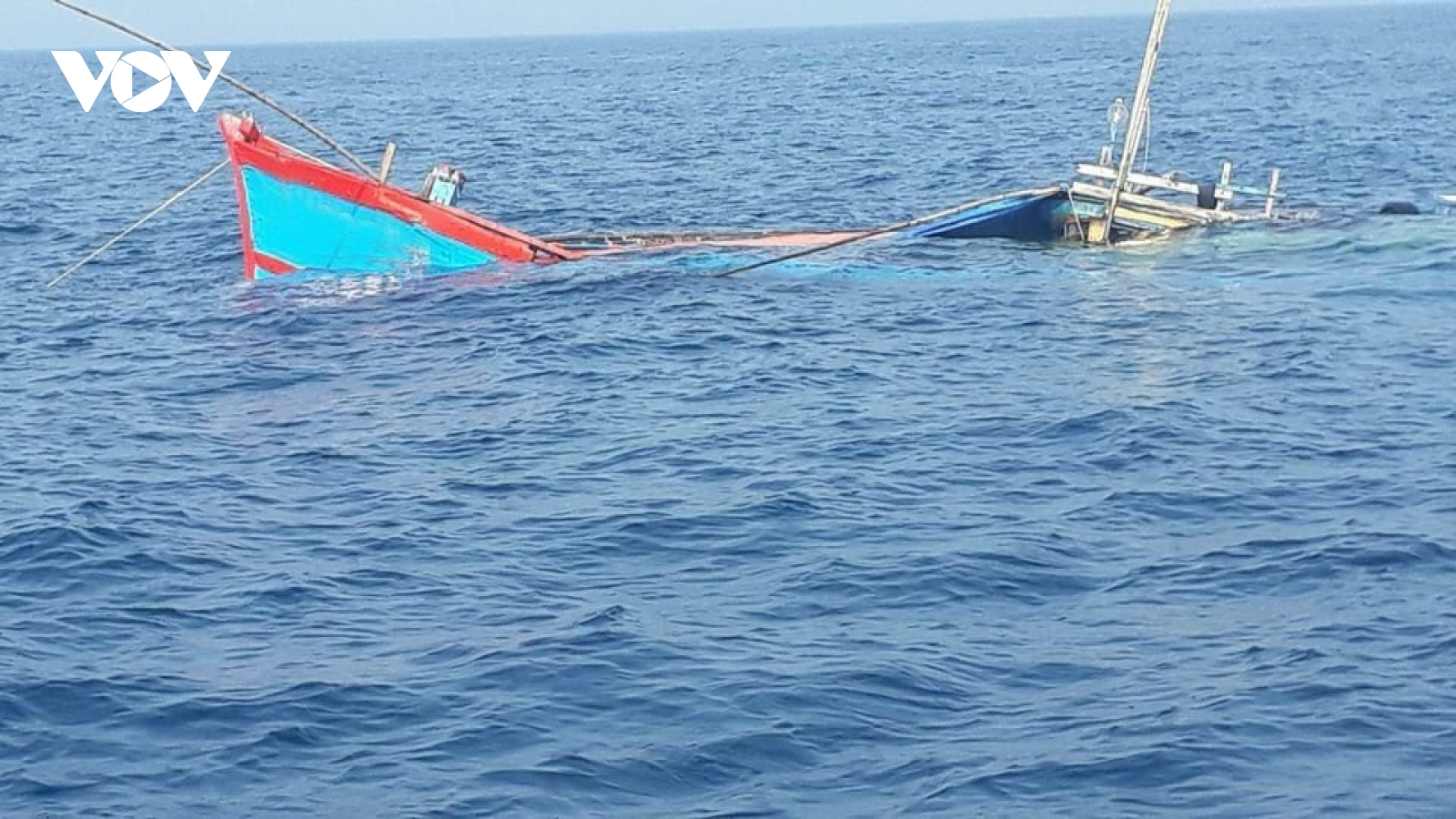 Tàu cá bị đâm chìm, 6 ngư dân được cứu vớt an toàn