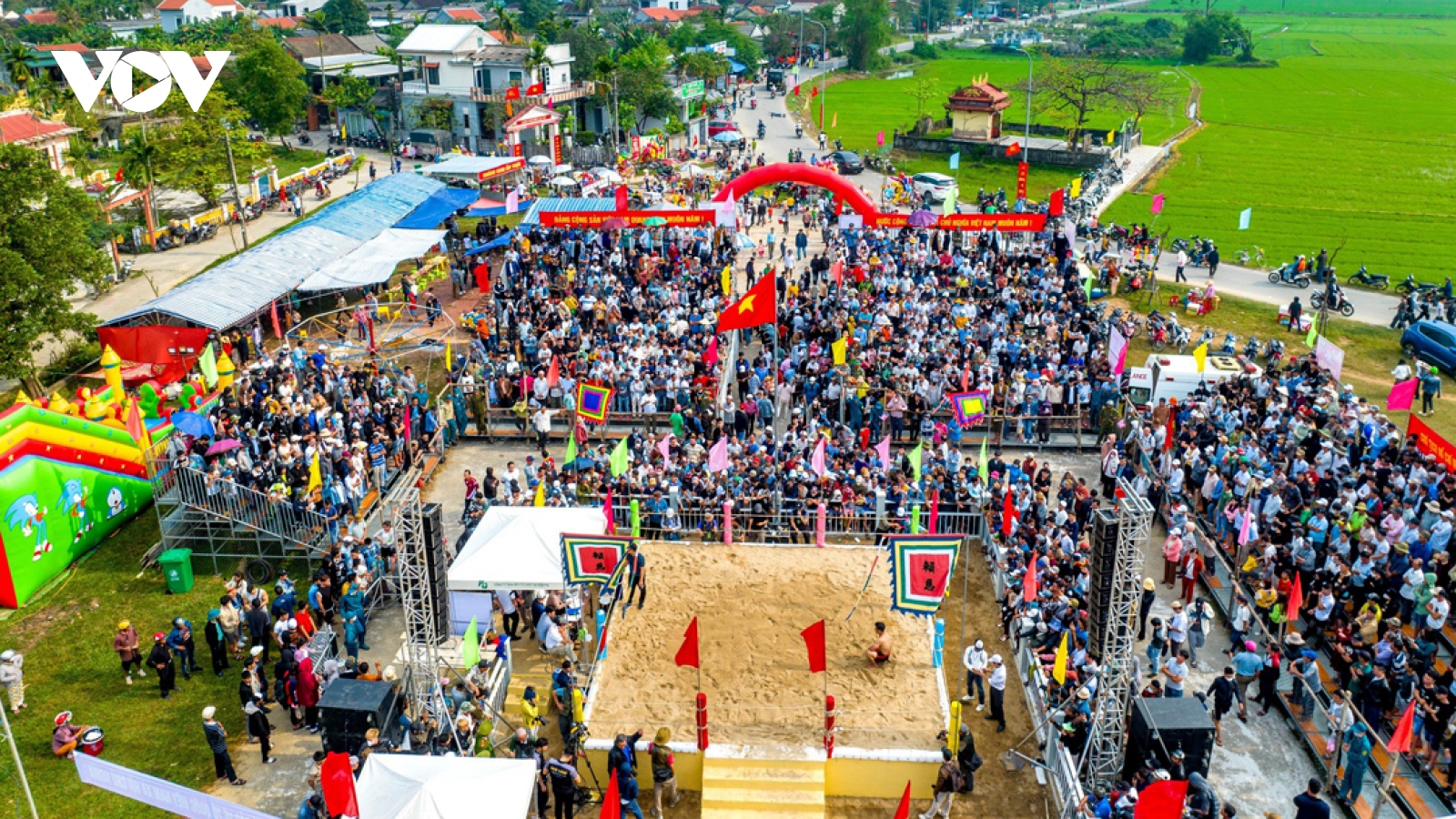 Du xuân tại lễ hội lâu đời bậc nhất cố đô Huế