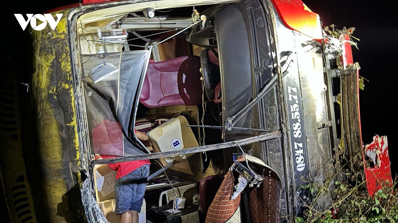 Nguyên nhân lật xe khách trên đường Hồ Chí Minh đoạn qua tỉnh Kon Tum