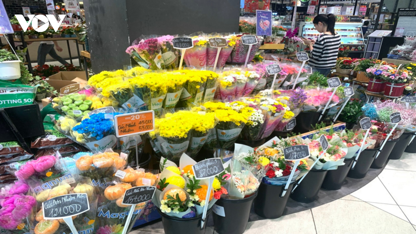 Thị trường hoa tươi, quà tặng dịp lễ 8/3 đa dạng nhưng sức mua giảm