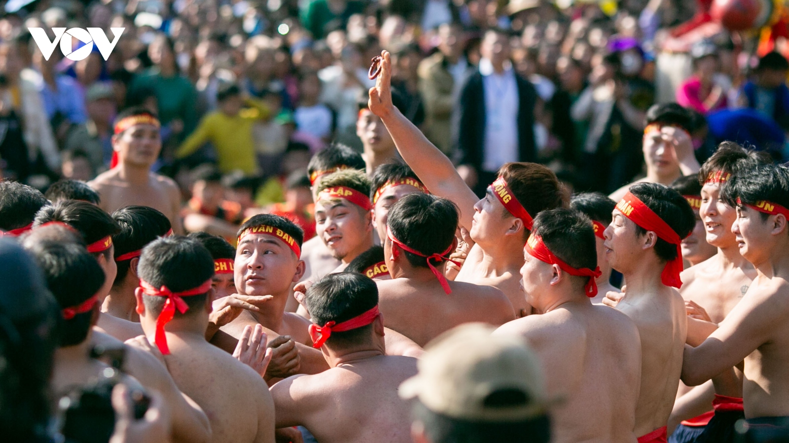 Gay cấn màn tranh đầu pháo trong Lễ hội pháo hoa ở Cao Bằng
