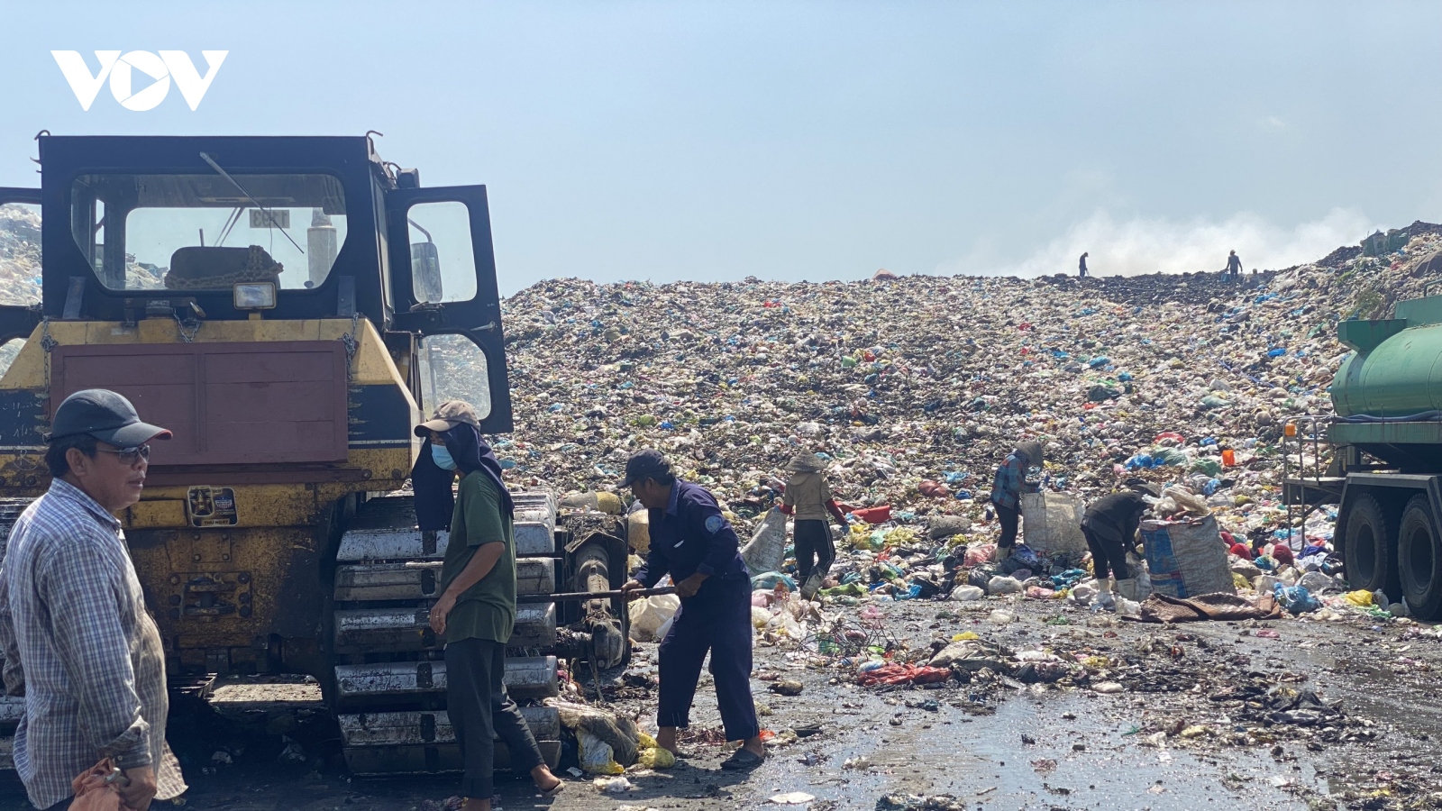 Khống chế đám cháy tại bãi rác khổng lồ do nắng nóng ở Tiền Giang
