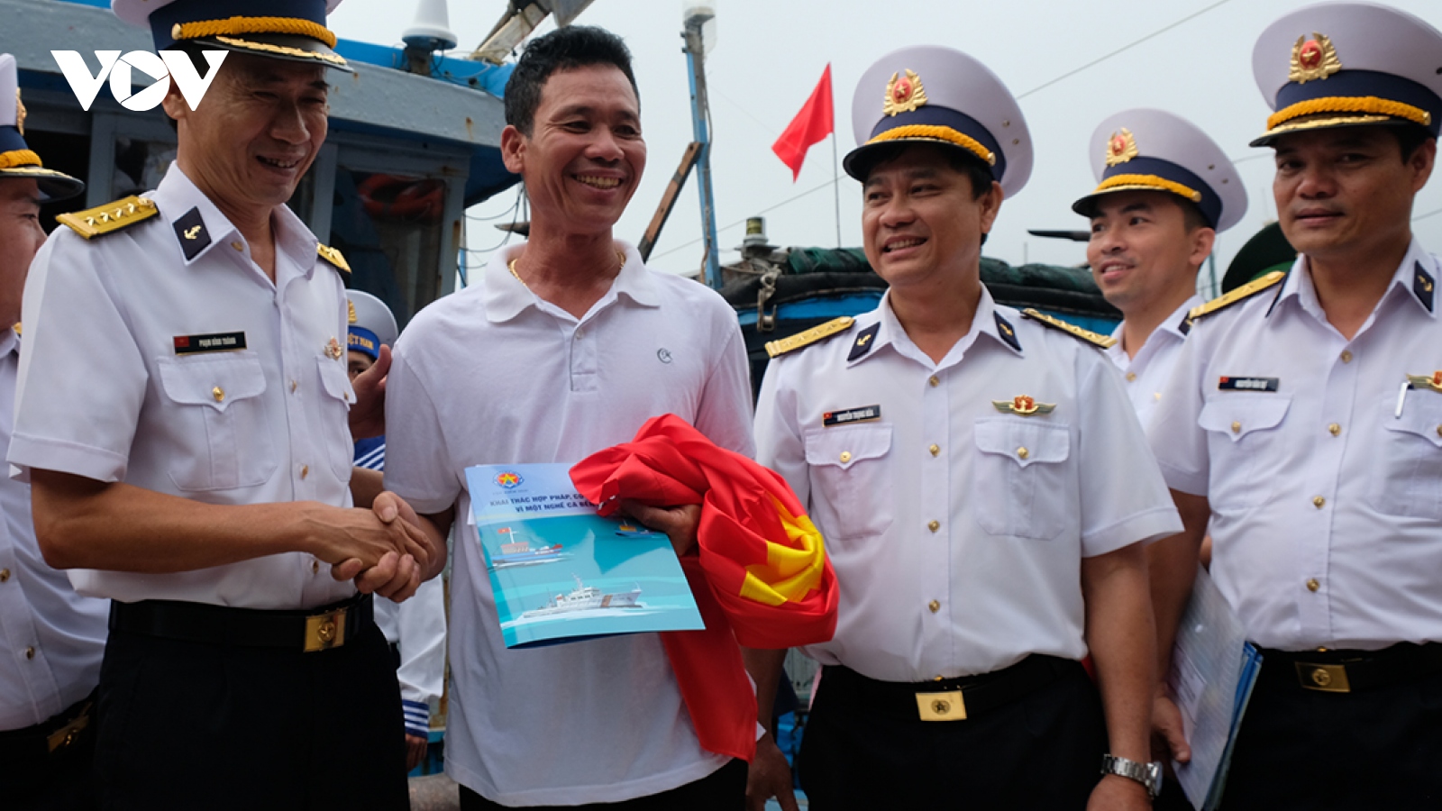 Vùng 3 Hải quân tặng quà ngư dân vươn khơi, bám biển