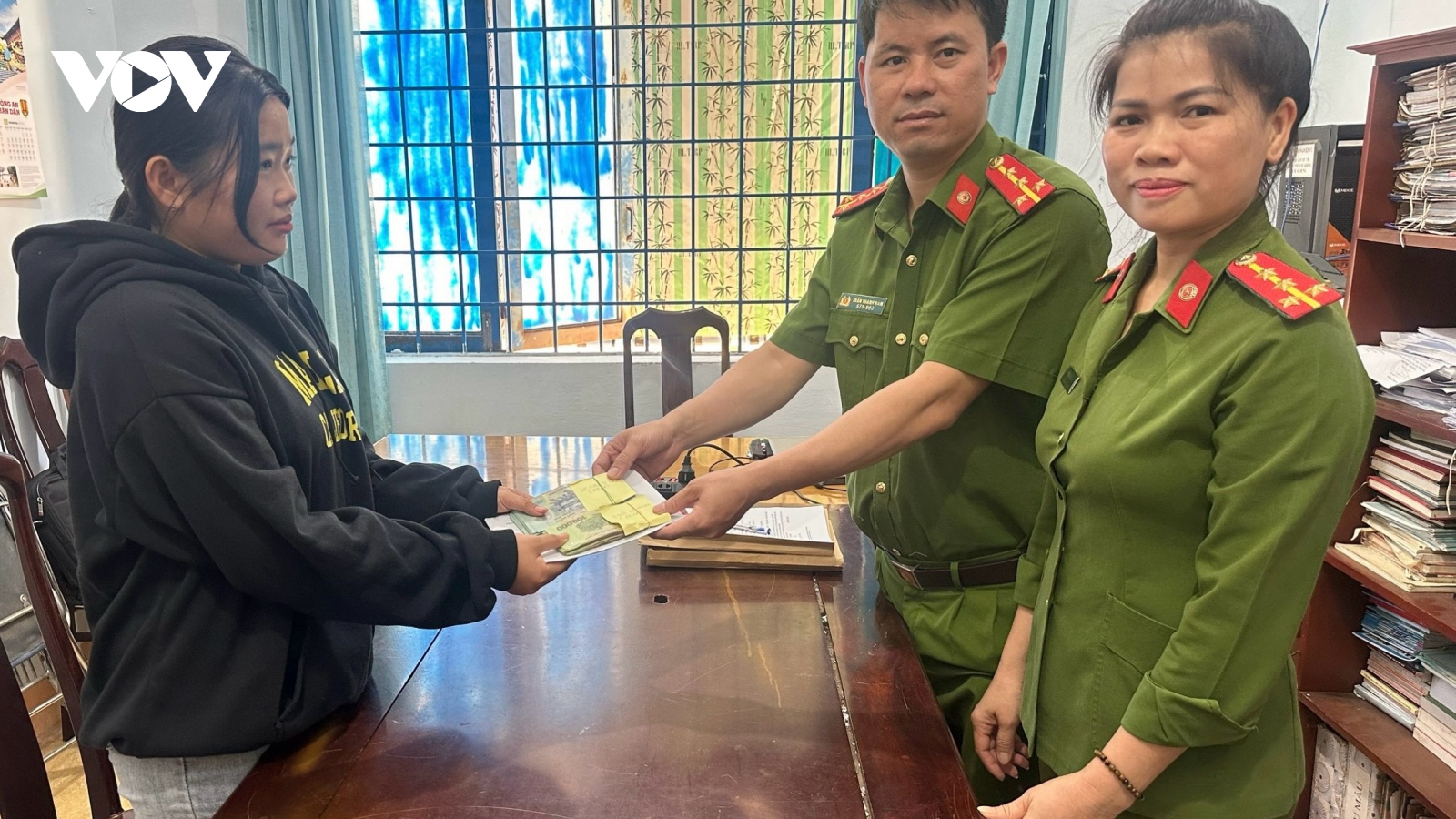 Gia đình nghèo ở Đắk Nông rớt nước mắt nhận lại tiền bị lừa đảo trên mạng xã hội