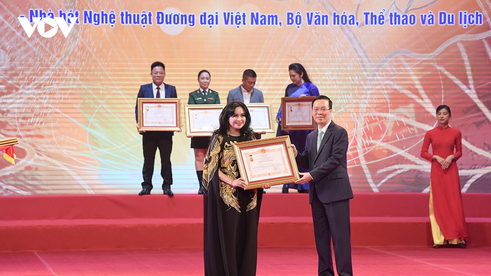 Diva Thanh Lam: “Danh hiệu NSND là món quà tôi dành tặng ông xã”