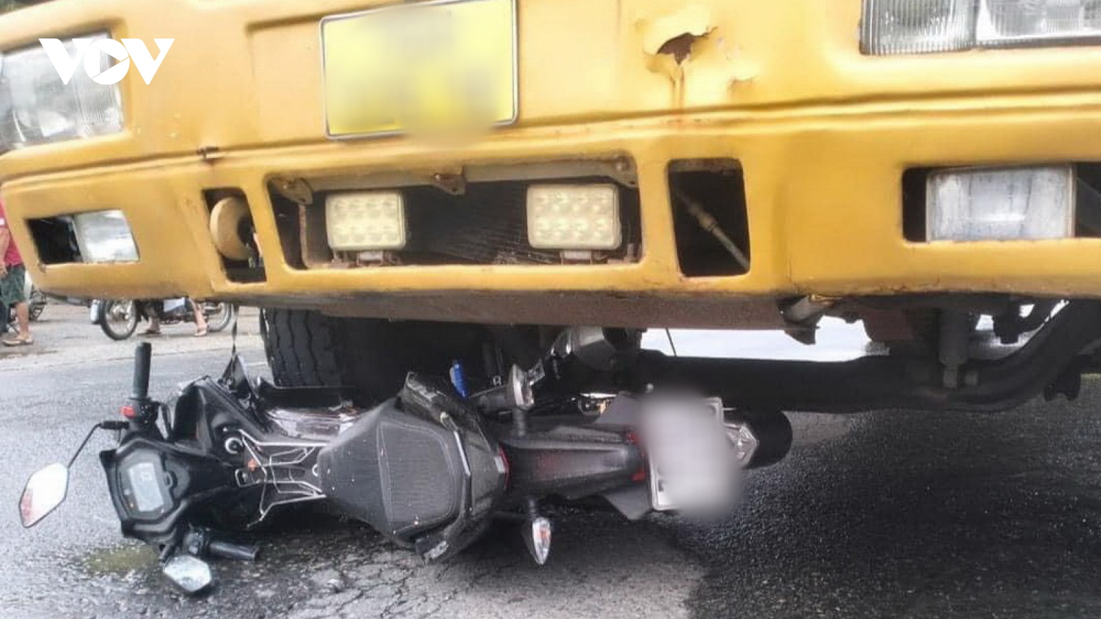 Một người đàn ông ở Quảng Ngãi bị xe ô tô tải tông tử vong