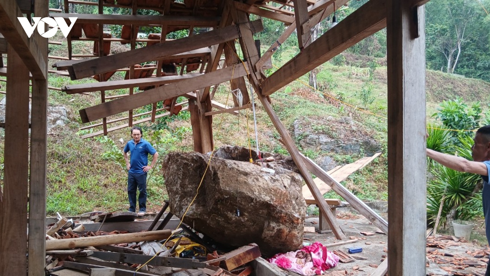 Nổ mìn lấy đá làm sập nhà dân ở Quảng Nam