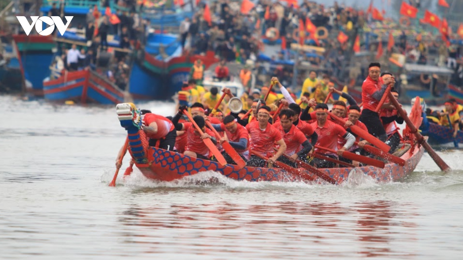 Hàng vạn du khách đổ về đền Cờn ở xứ Nghệ dự lễ hội cầu ngư, xem đua thuyền
