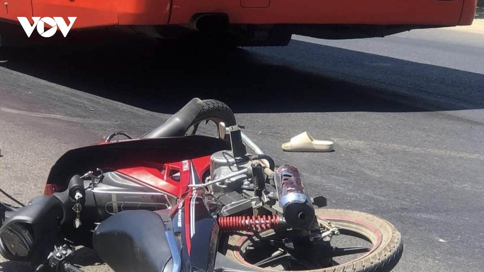 Xe khách Phương Trang vượt ẩu va chạm với xe máy làm 2 học sinh tử vong