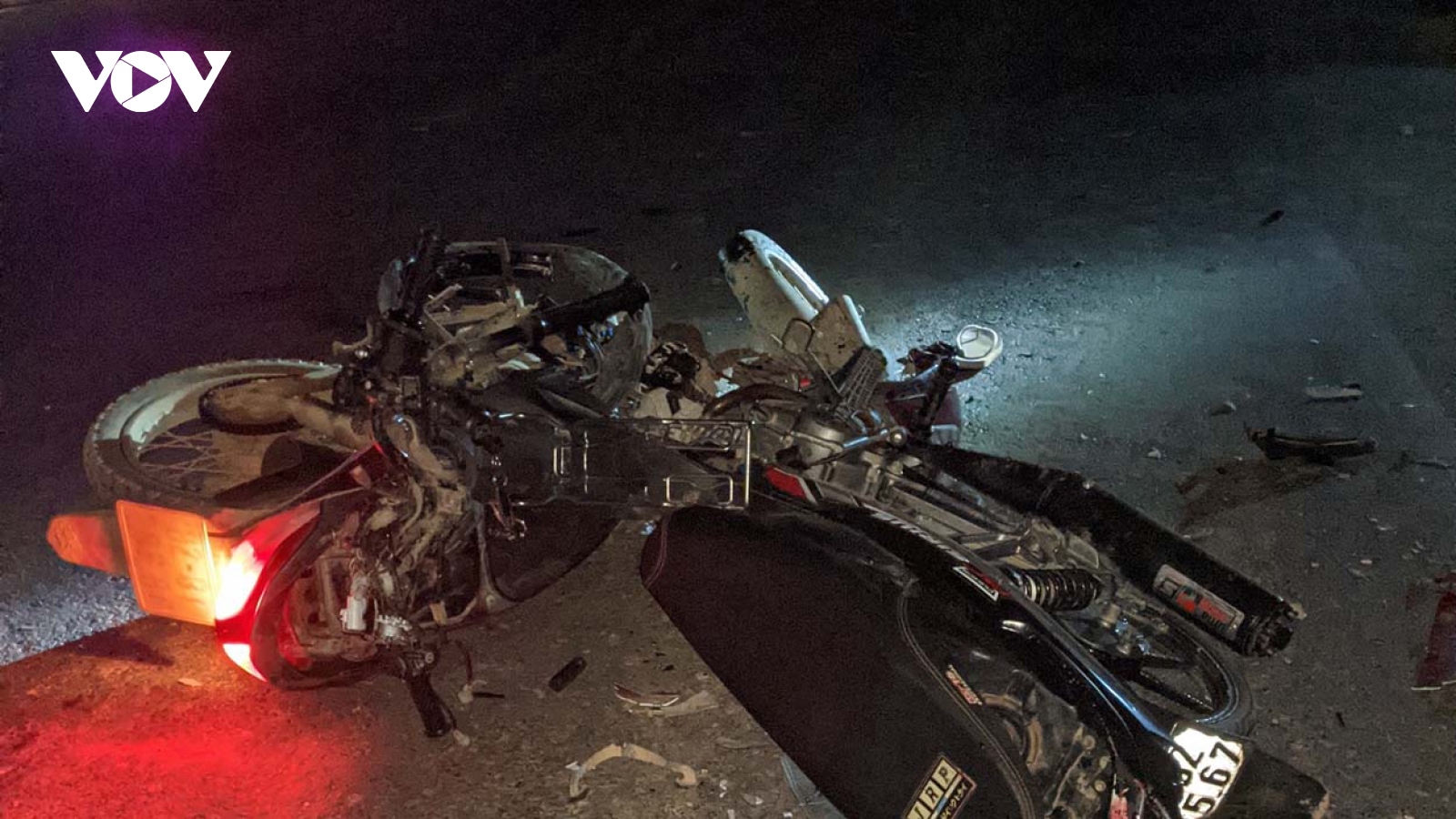 Hai xe máy đấu đầu trên Quốc lộ 24 ở Kon Tum, 2 người tử vong