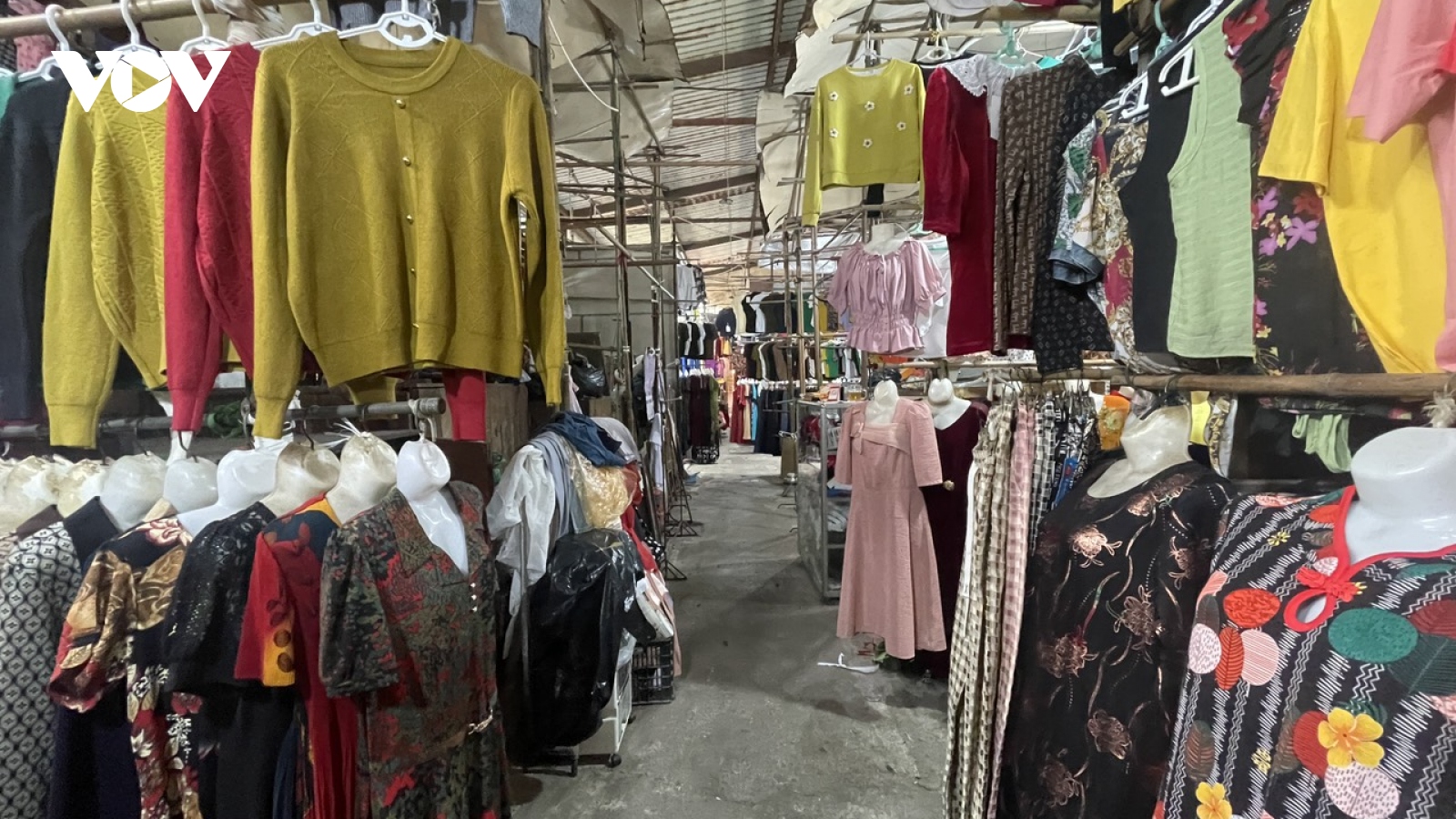 Chợ truyền thống ở Hà Nội đìu hiu, tiểu thương cả ngày bán được vài bộ quần áo