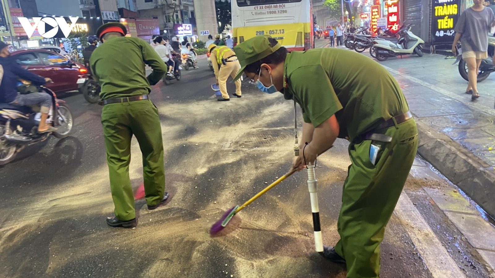 Hà Nội: Khắc phục sự cố tràn dầu khiến hàng loạt xe trơn trượt trên đường Cầu Giấy