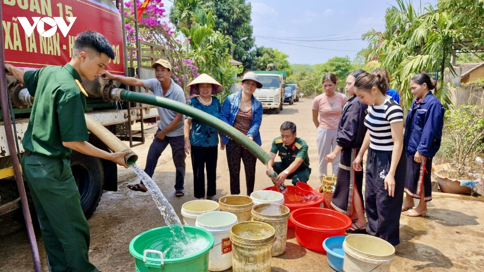 Những hình ảnh đẹp bộ đội chở nước sinh hoạt đến người dân biên giới Gia Lai