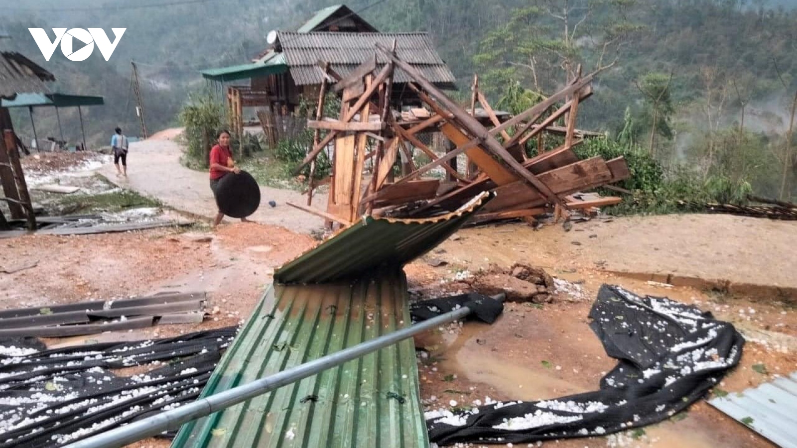 Mưa đá, lốc xoáy tàn phá bản làng huyện biên giới ở Nghệ An