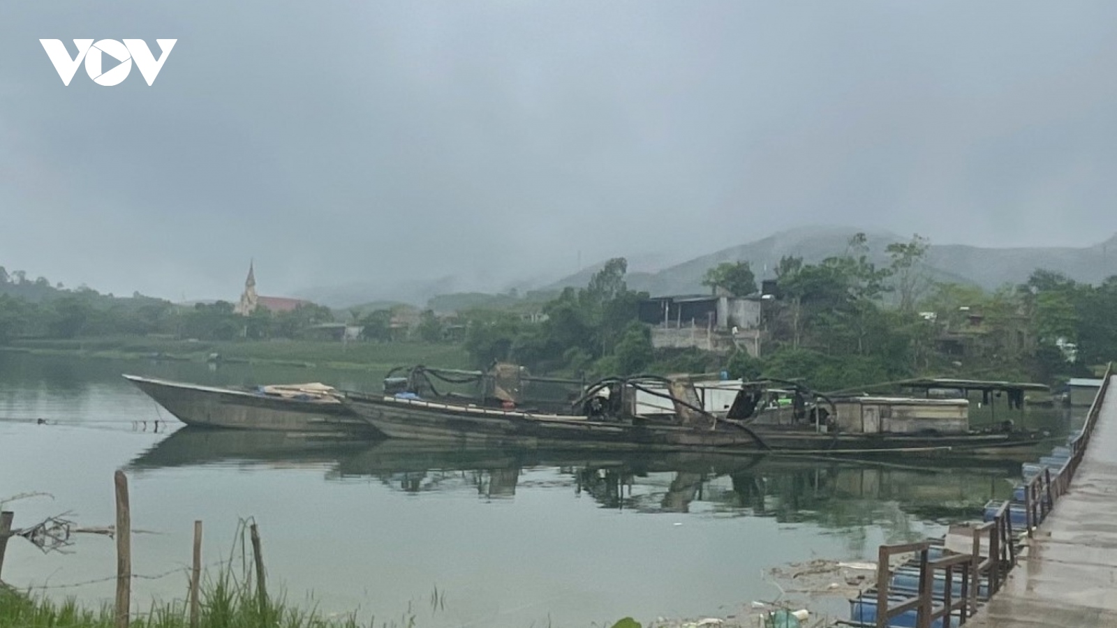 Bắt giữ 2 tàu khai thác cát trái phép trên sông Son (Quảng Bình)