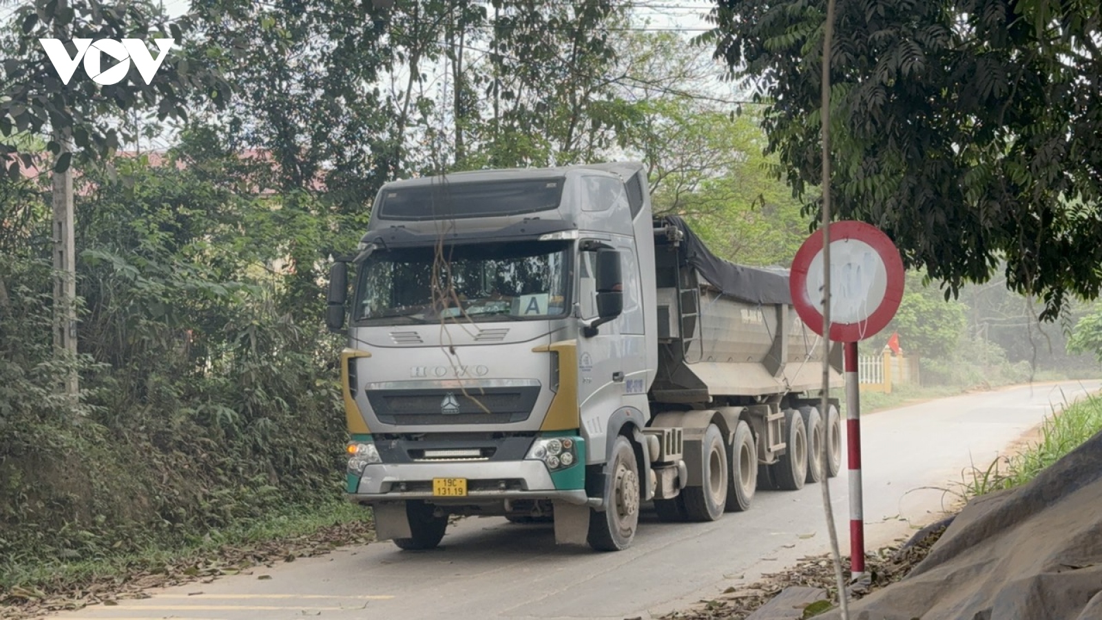 Xe có dấu hiệu quá tải đại náo khắp tuyến đường liên xã tại Tam Nông, Phú Thọ