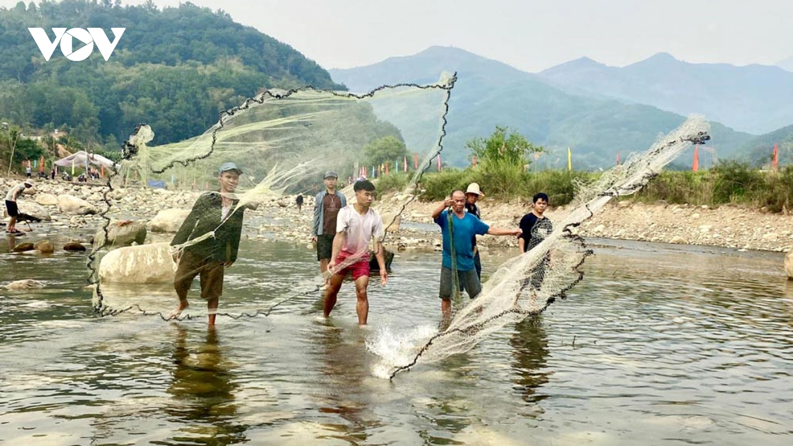 Thi bắt cá suối của người Thái trắng Lai Châu
