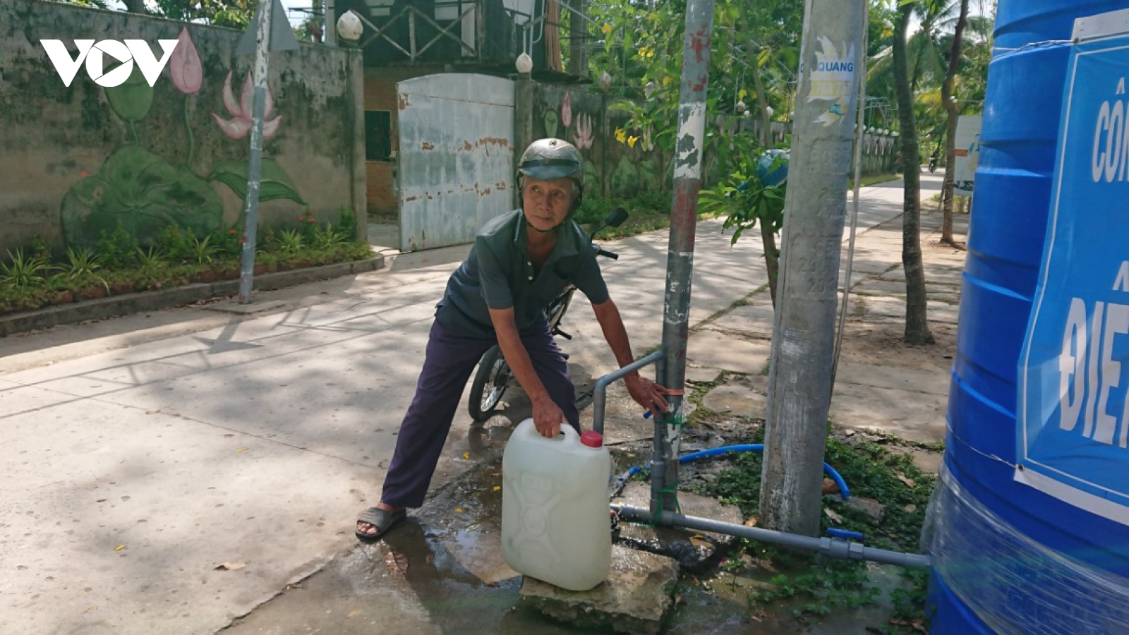 Cần hạ giá nước sinh hoạt mùa khô để người dân ở Bến Tre giảm khó