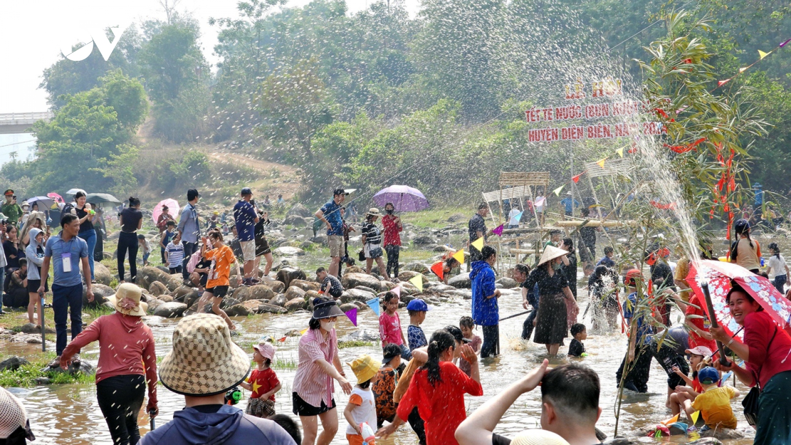 Ảnh: Rộn rã lễ hội Tết té nước của người Lào ở Núa Ngam (Điện Biên)
