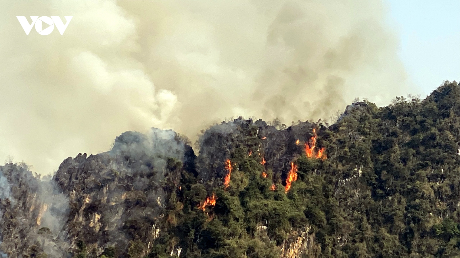Huy động hơn 100 người chữa cháy trên núi đá ở Sơn La