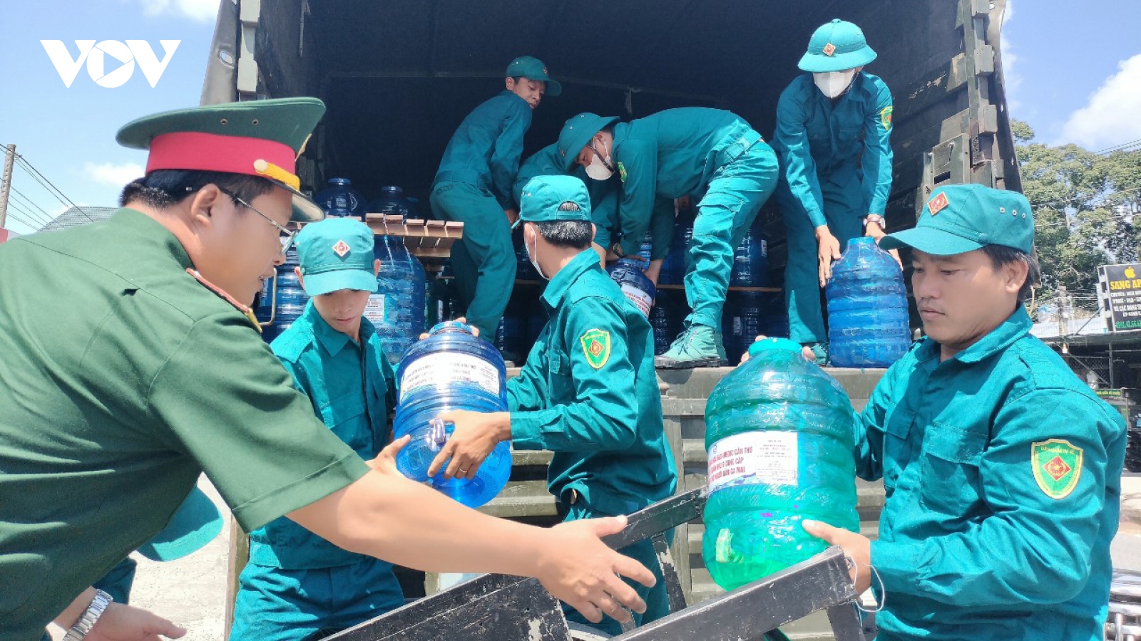 Quân khu 9 chở 5.000 “thùng nước nghĩa tình” đến người dân Cà Mau