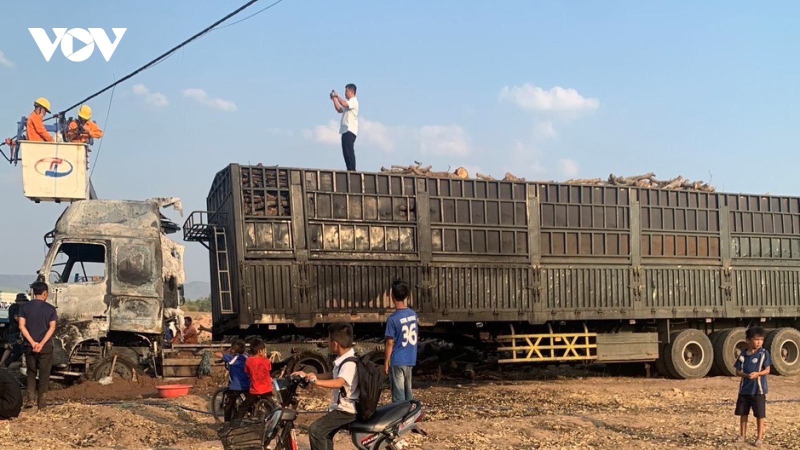 Cháy xe tải chở củi ở Đắk Lắk