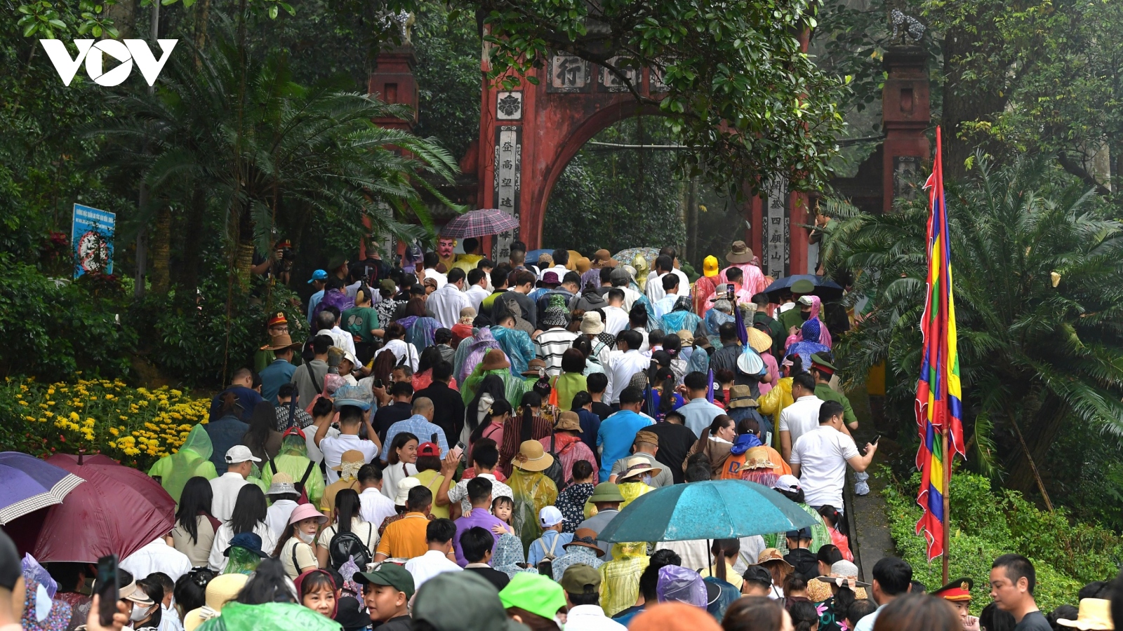 Dòng người "đội mưa" về Đền Hùng dự lễ Giỗ Tổ Hùng Vương