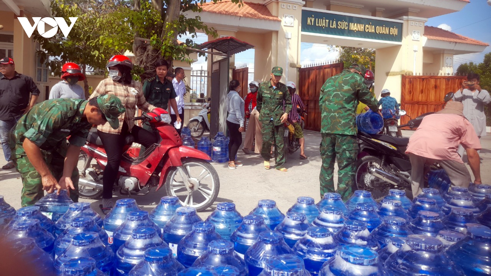 Bộ đội biên phòng Tiền Giang tiếp nhận, vận chuyển nước ngọt phục vụ người dân