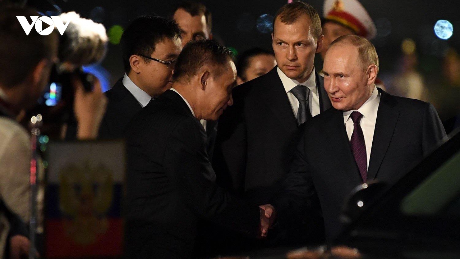 Tổng thống Nga Putin đến sân bay Nội Bài, bắt đầu thăm cấp Nhà nước tới Việt Nam