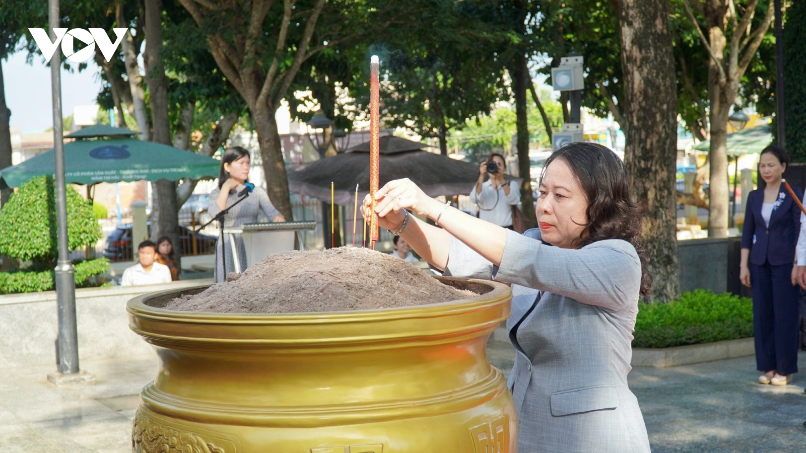 Phó Chủ tịch nước Võ Thị Ánh Xuân dâng hương tại đền thờ nữ Anh hùng Võ Thị Sáu