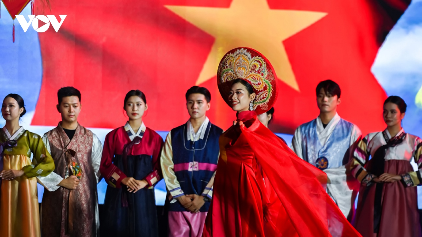 Trình diễn Áo dài Việt Nam - Hanbok Hàn Quốc bên bờ sông Hương