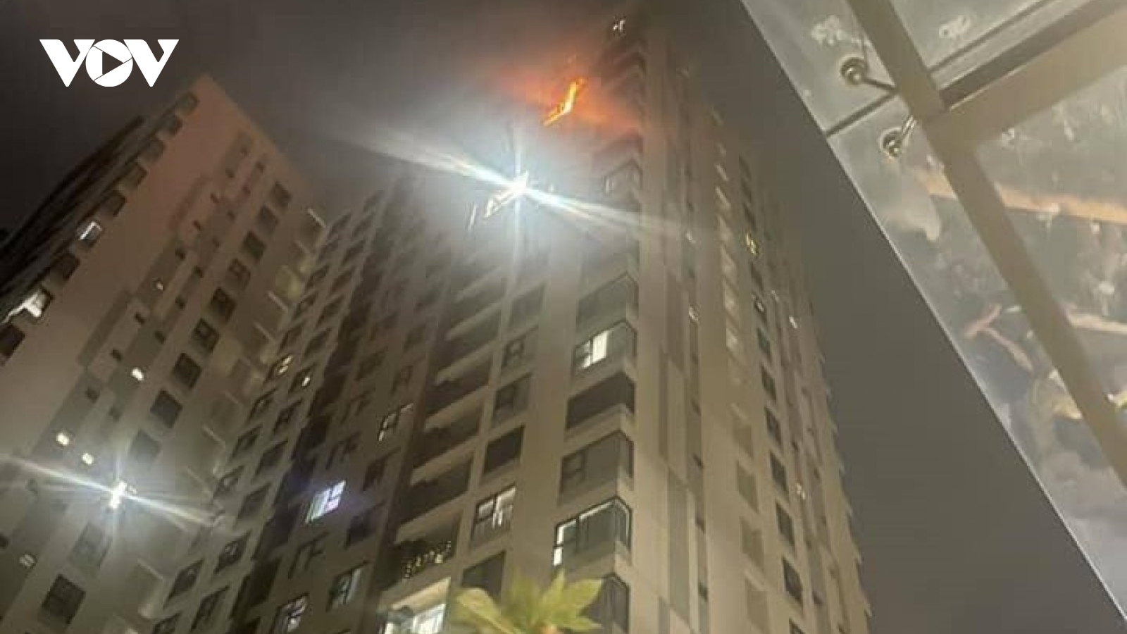 Cháy căn hộ chung cư lúc rạng sáng, nhiều người hốt hoảng tháo chạy
