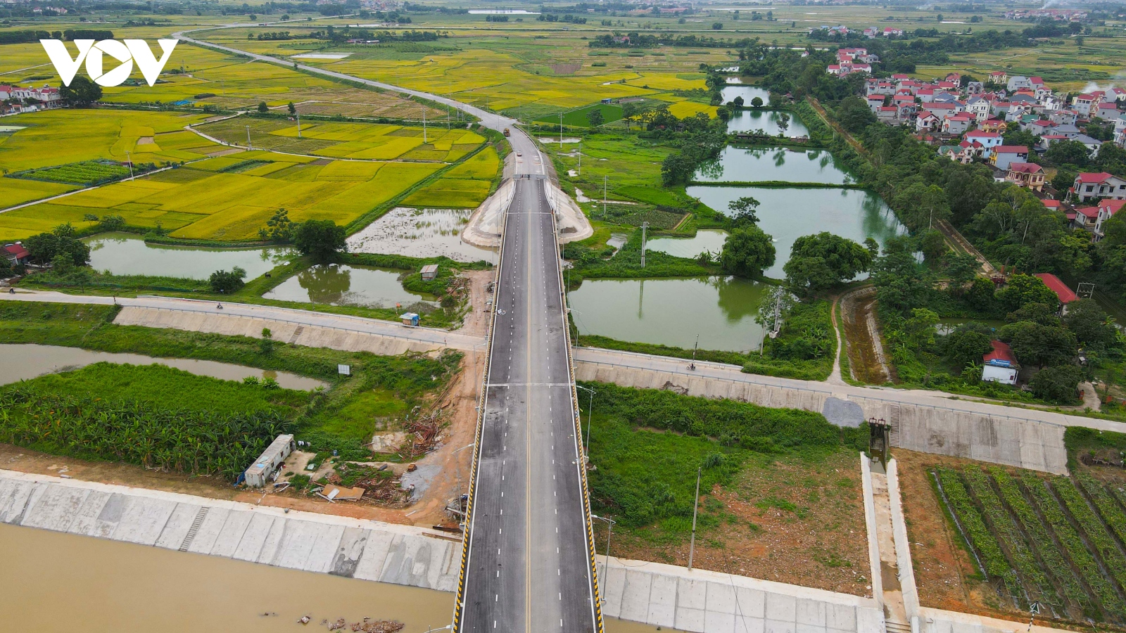 Cầu Hà Bắc 2 nối Bắc Giang - Bắc Ninh gần 400 tỷ đắp chiếu, dân đi đò qua sông