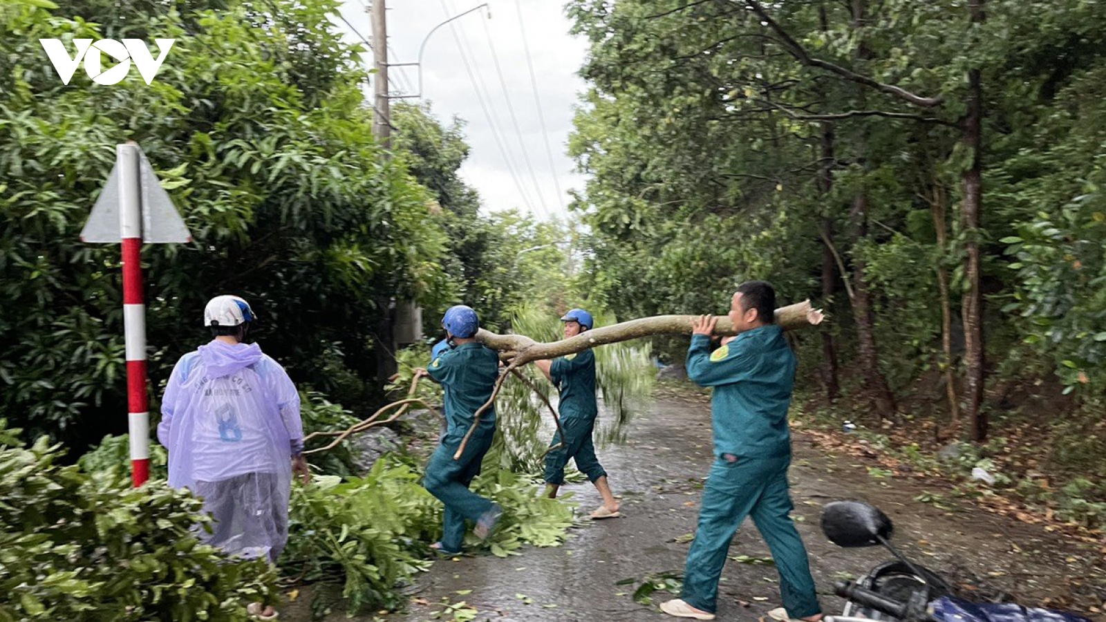 Kiên Giang mưa lớn lốc xoáy làm chìm 4 ghe biển và 1 ngư dân tử vong