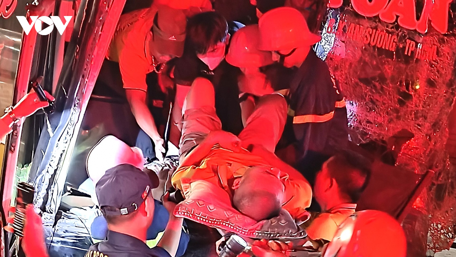 Giải cứu tài xế mắc kẹt trong cabin sau tai nạn giữa xe khách và xe tải