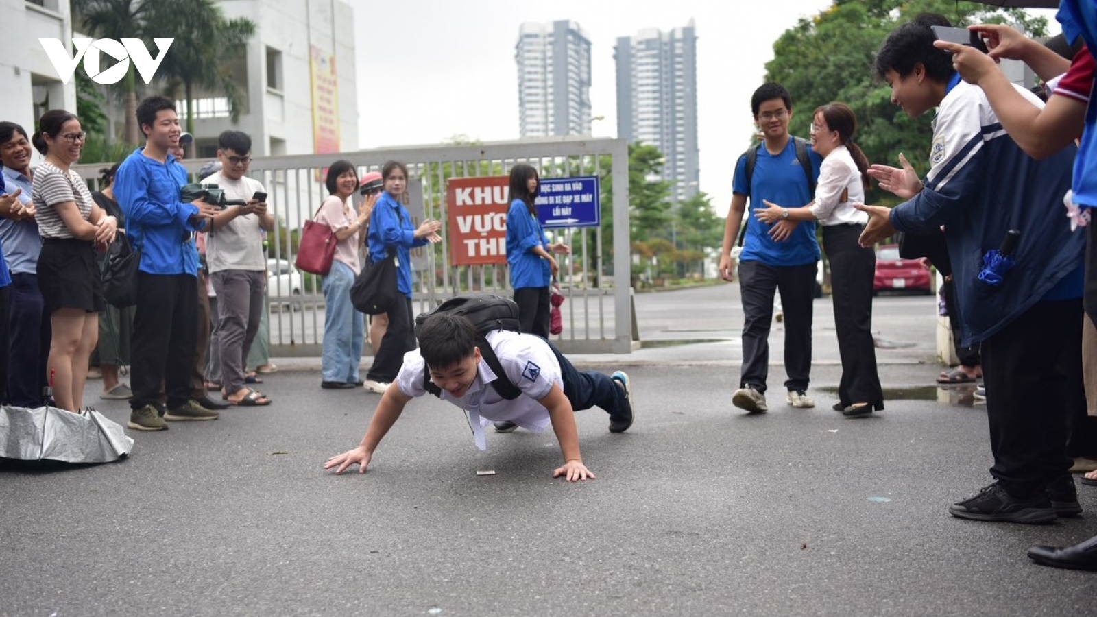 Màn hít đất "bá đạo" của nam sinh khi kết thúc kỳ thi lớp 10 chuyên Hà Nội